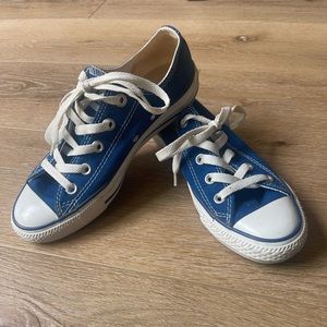 Blue Converse Sneakers. Size 6 women. 4 Mens